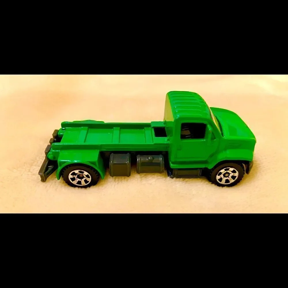 Matchbox MB695 2006 Green Utility Truck Die Cast.